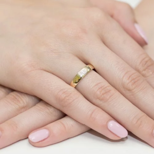 Pierścionek z Brylantami 0,02ct z żółtego złota próby 585. W-0189